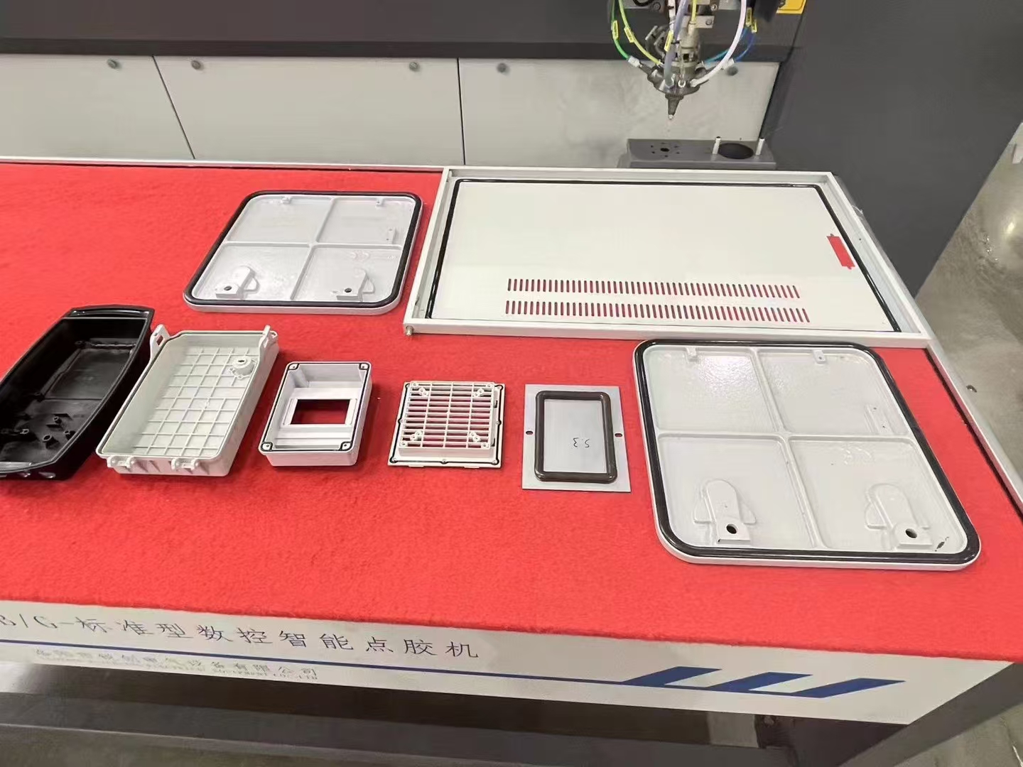 多(duo)組(zu)分(fen)微常(chang)量點(dian)膠機