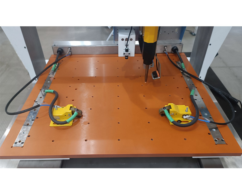 0505槕(zhuo)麵(mian)式栽(zai)釘(ding)機